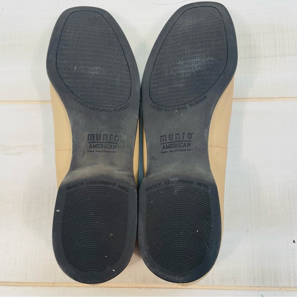 Munro American Beige Classic Leather With  Rubber Sole Slip-On Loafer, Sz 7-1/2N - Picture 8 of 10